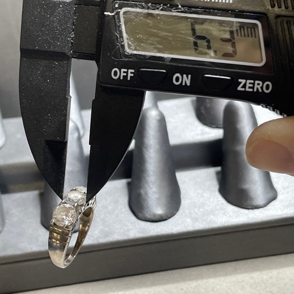 2.53 Carat Tw quartz or better sterling silver triple stone size 7 ring. - Picture 15 of 16